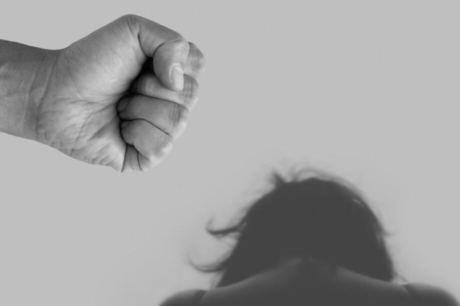 Κακοποίηση ενδοοικογενειακή