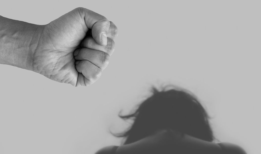 Τρόμος στον Βόλο: 50χρονος απείλησε να κάψει την κόρη, την εγγονή και την πρώην σύζυγό του