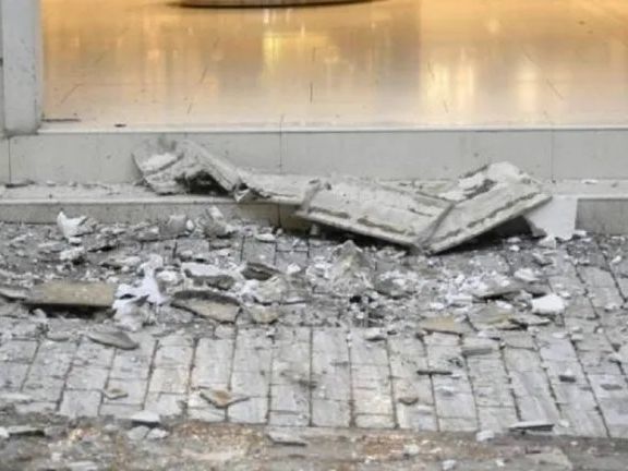 Αναστάτωση στην Πάτρα: Κατέρρευσε μπαλκόνι σε κεντρικό δρόμο – Αποκλείστηκε η περιοχή και διεκόπη η κυκλοφορία (Φώτο)