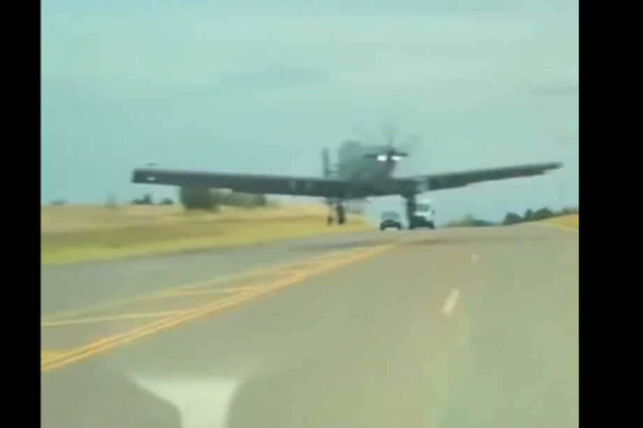 ΗΠΑ: Πανικός σε αυτοκινητόδρομο με αναγκαστική προσγείωση στρατιωτικού αεροπλάνου (βίντεο)