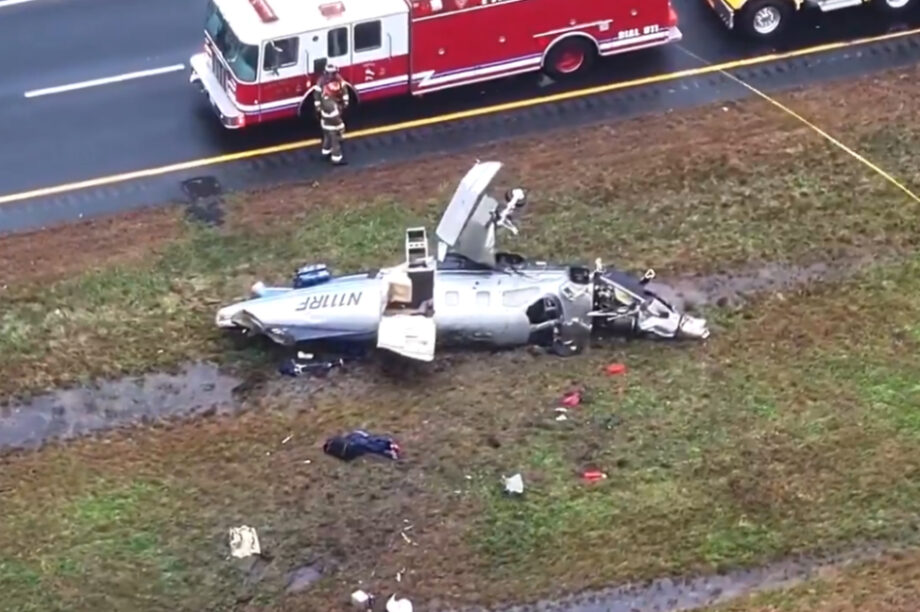 ΗΠΑ: Αεροσκάφος συνετρίβη σε αυτοκινητόδρομο, δύο νεκροί (βίντεο)