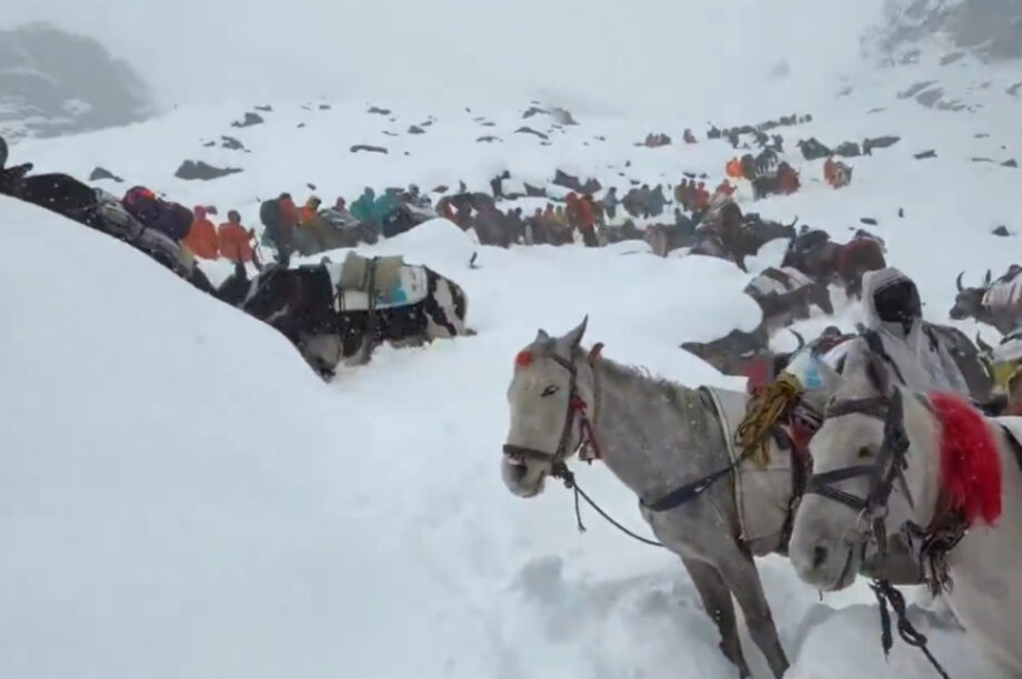 Γιγαντιαία επιχείρηση διάσωσης εγκλωβισμένων στο Έβερεστ, νεκρός ένας πεζοπόρος (βίντεο-φωτογραφίες)