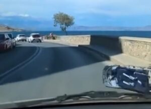 Τρόμος στο Ρέθυμνο: Καρότσι πετάχτηκε στη μέση του δρόμου από τον δυνατό αέρα – Δείτε το βίντεο