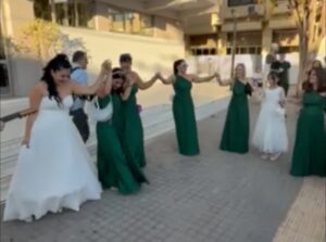 Ρέθυμνο: Η νύφη πριν τον γάμο έκανε στάση στο δημαρχείο και το γλέντι ξεκίνησε με χορούς – Δείτε βίντεο