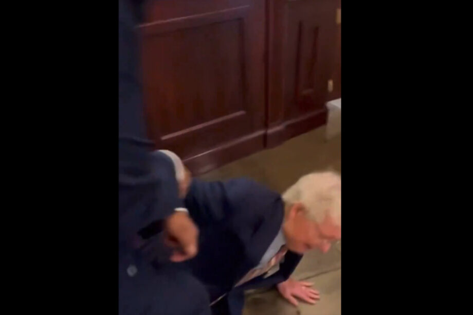 ΗΠΑ: Ηλικιωμένος γερουσιαστής κατέρρευσε μέσα στο Καπιτώλιο! (βίντεο)