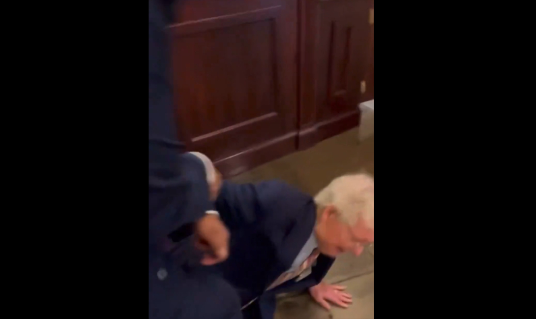 ΗΠΑ: Ηλικιωμένος γερουσιαστής κατέρρευσε μέσα στο Καπιτώλιο! (βίντεο)