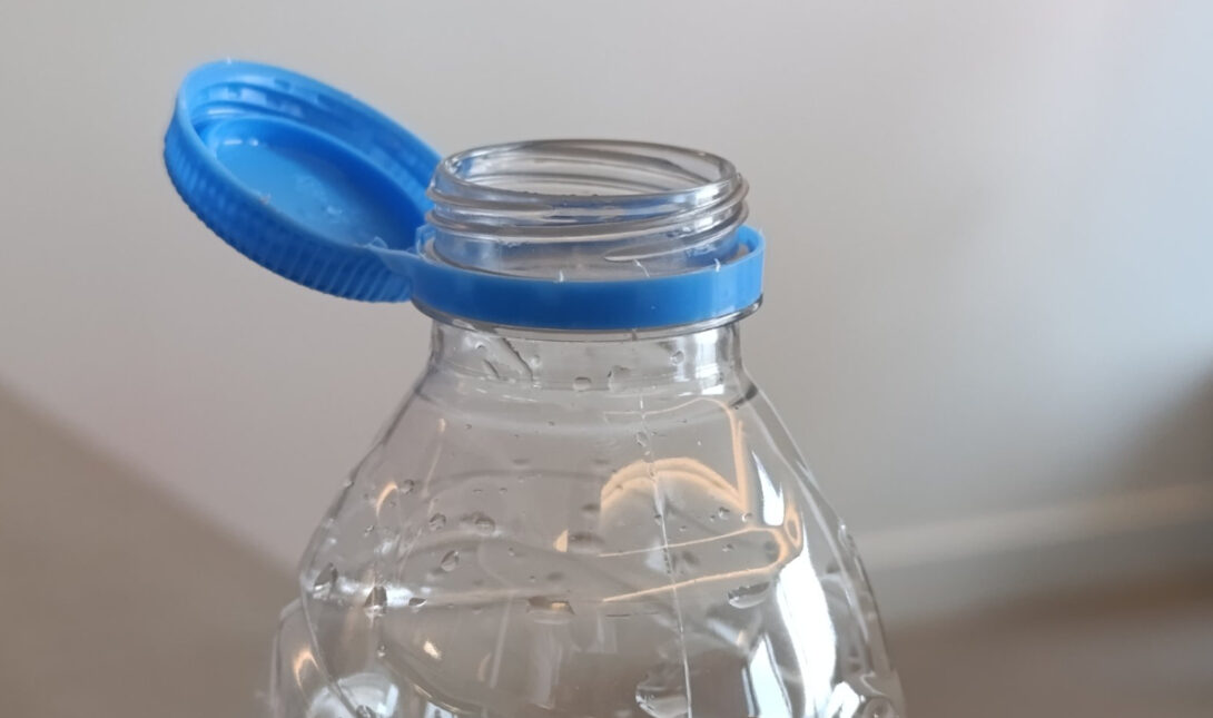 Αλλάζουν ξανά τα πλαστικά καπάκια στα μπουκάλια