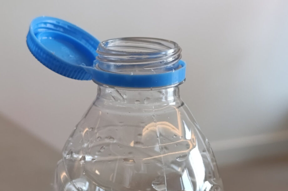 Αλλάζουν ξανά τα πλαστικά καπάκια στα μπουκάλια