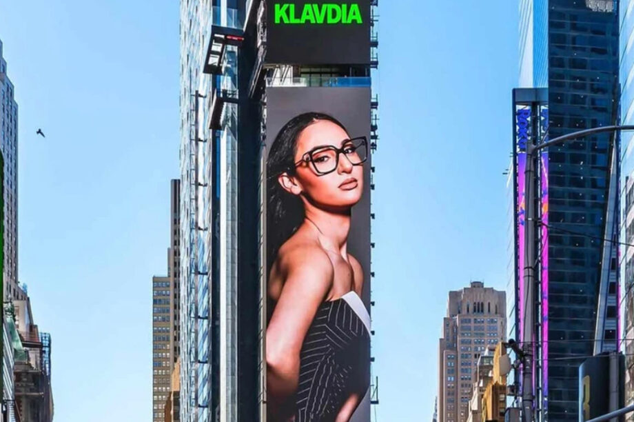 Στην Times Square δεσπόζει η Klavdia!