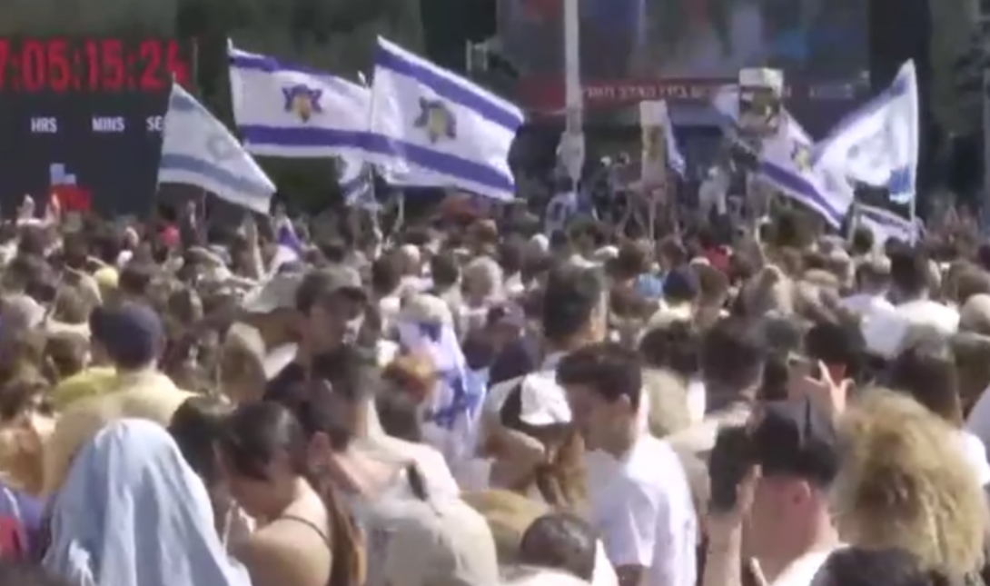 Όμηροι μπαίνουν σε ισραηλινό έδαφος με συνοδεία Ερυθρού Σταυρού (βίντεο)