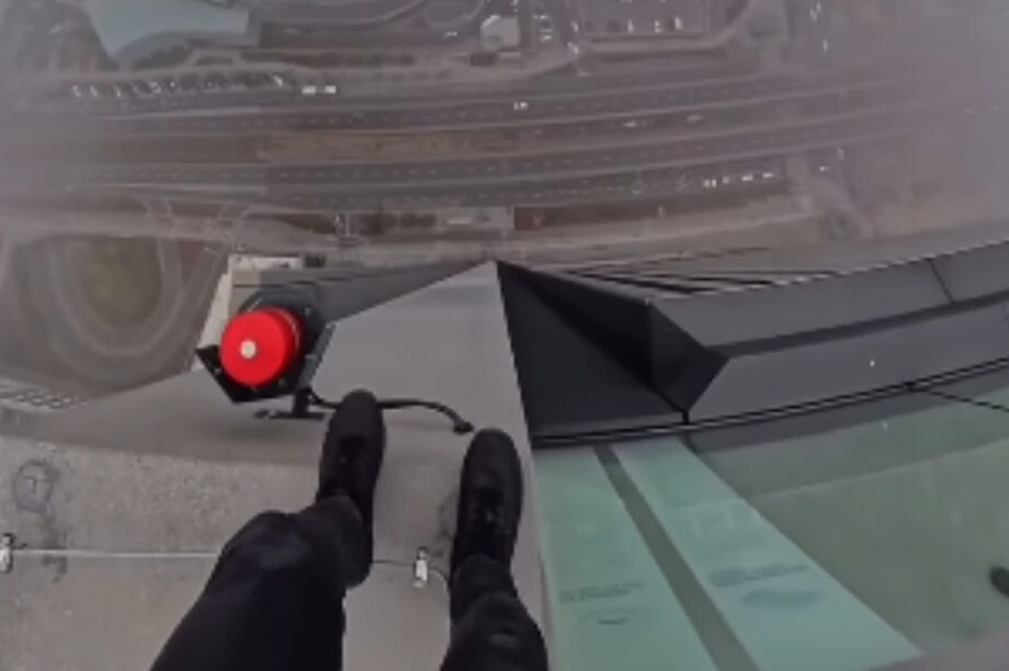 Βαρσοβία: Απίστευτη πτώση αλεξιπτωτιστή από το κτήριο της ΕΕ (βίντεο)