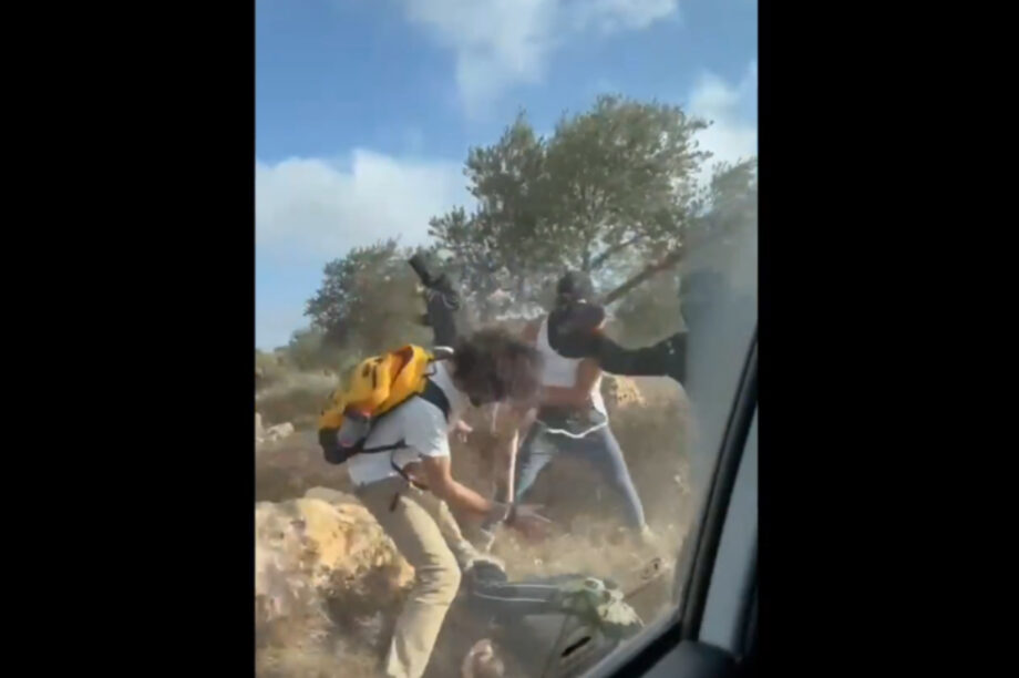 Ωμή βία Ισραηλινών έποικων εις βάρος Παλαιστινίων αγροτών (βίντεο)