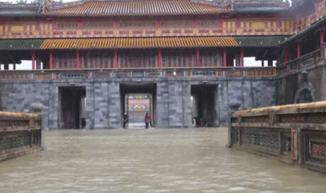 Βιετνάμ: Φονικές πλημμύρες με τουλάχιστον 13 νεκρούς και 11 αγνοούμενους (βίντεο)