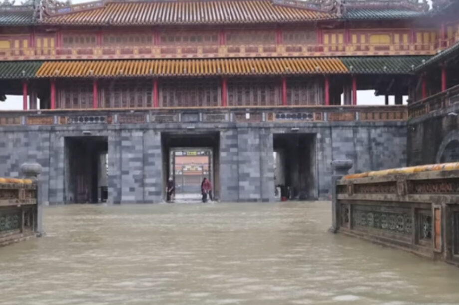 Βιετνάμ: Φονικές πλημμύρες με τουλάχιστον 13 νεκρούς και 11 αγνοούμενους (βίντεο)