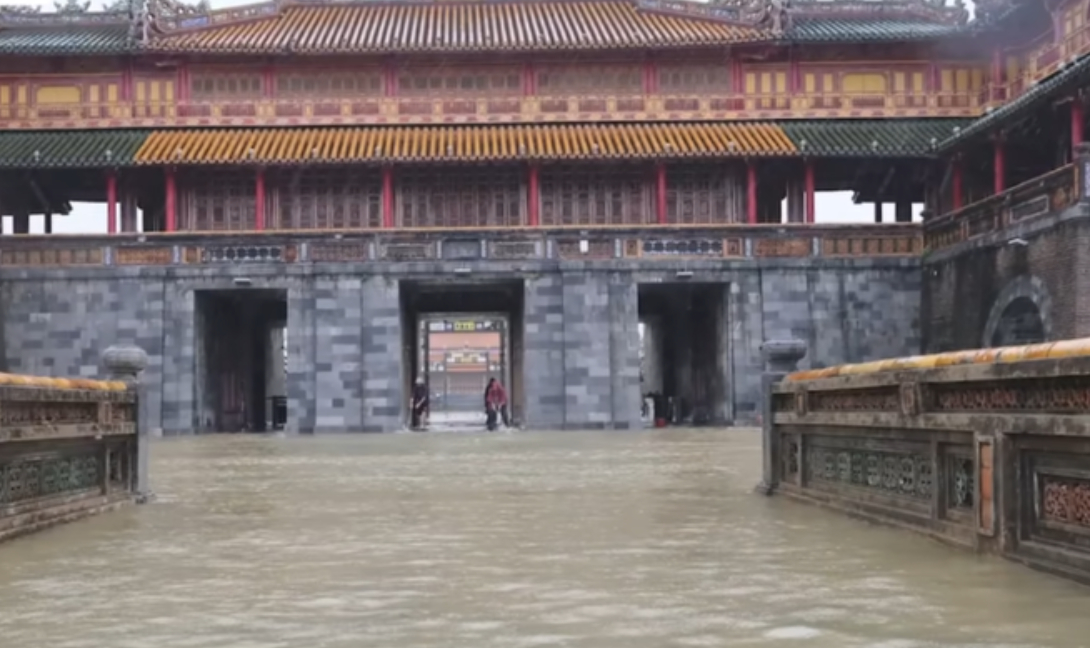 Βιετνάμ: Φονικές πλημμύρες με τουλάχιστον 13 νεκρούς και 11 αγνοούμενους (βίντεο)