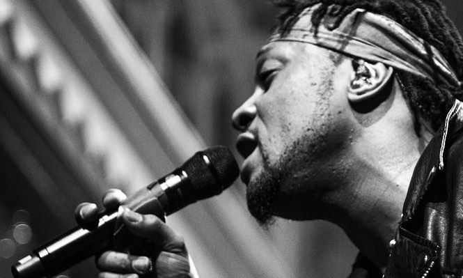 Πέθανε σε ηλικία 51 ετών ο βραβευμένος με Grammy τραγουδιστής της νέο-σόουλ Ντ’ Άντζελο