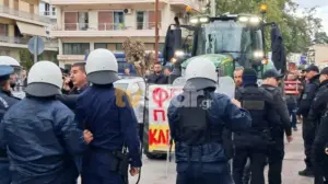 Επεισόδια με αγρότες που διαμαρτύρονται που έσπασαν τον «κλοιό» της αστυνομίας και περικύκλωσαν τον Κώστα Τσιάρα
