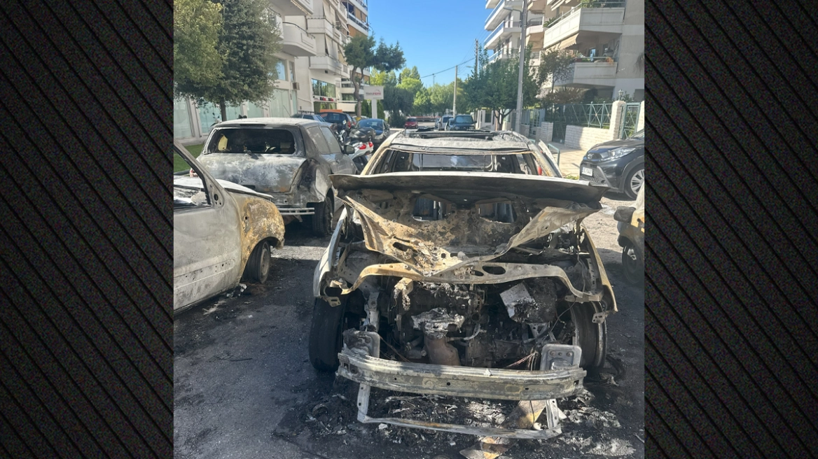 Φωτιά σε τέσσερα ΙΧ – Καταστράφηκαν ολοσχερώς τρία οχήματα, σοβαρές ζημιές