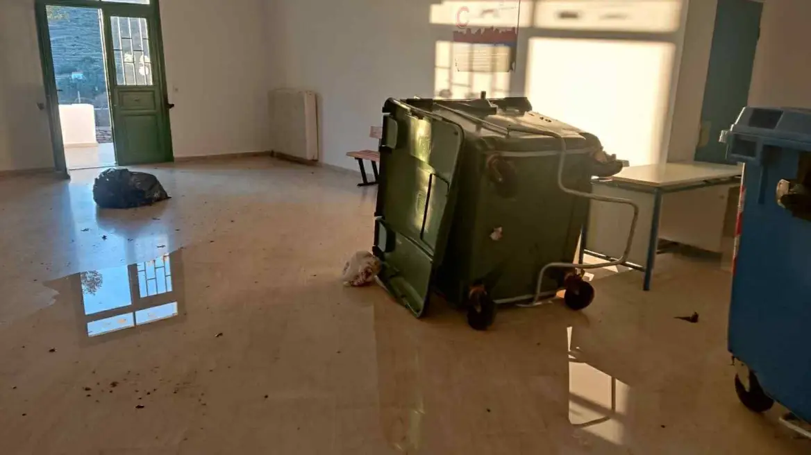 Άγνωστοι βανδάλισαν σχολείο – Ζημιές και πλημμύρες στο κτίριο (φωτογραφίες)