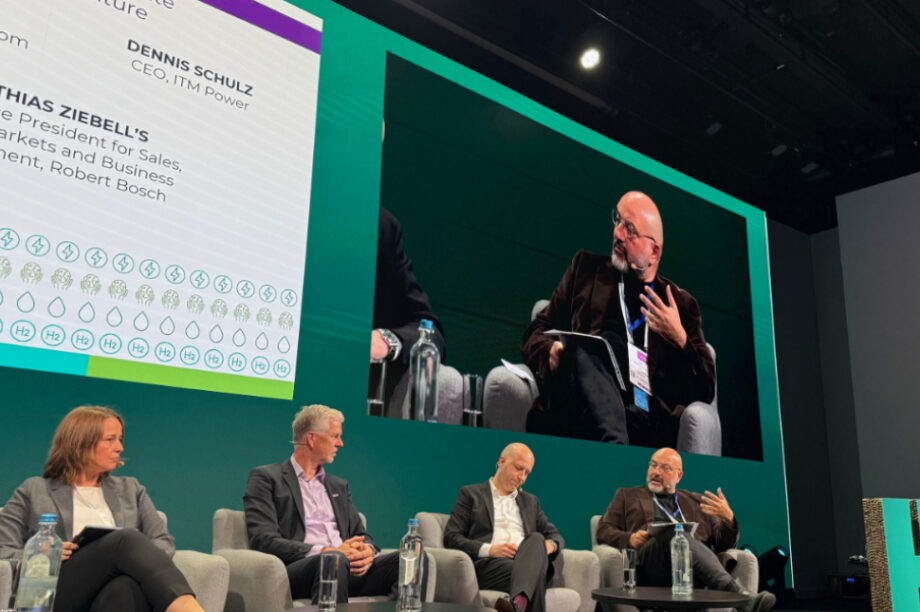 Σάκης Αρναούτογλου