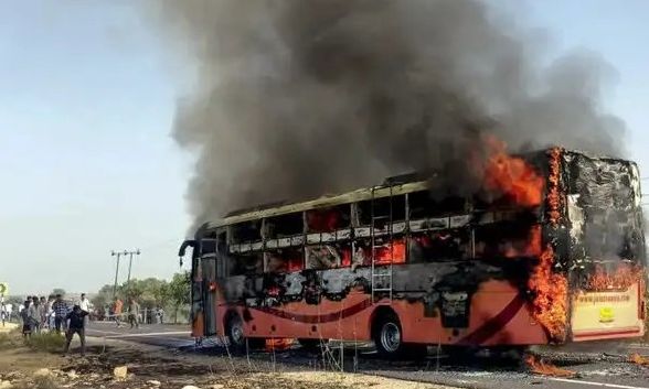 Τραγωδία στην Ινδία: Τουλάχιστον 19 νεκροί σε λεωφορείο που άρπαξε φωτιά