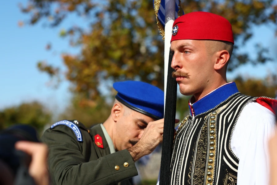 28η Οκτωβρίου: Το βλέμμα του Εύζωνα στη στρατιωτική παρέλαση που συγκίνησε
