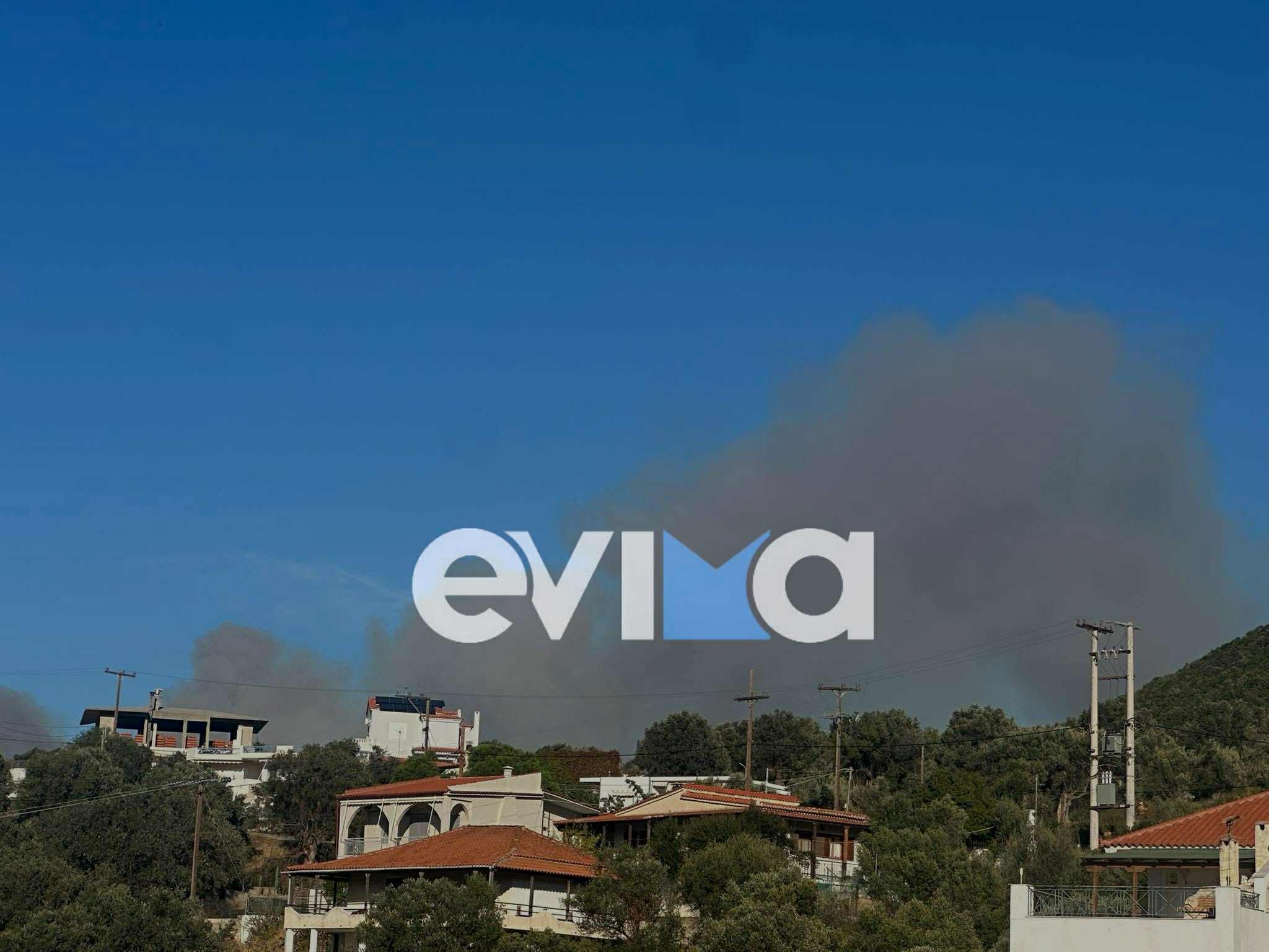 Βελτιωμένη η εικόνα της φωτιάς στην Εύβοια – Ενισχύθηκαν οι δυνάμεις της Πυροσβεστικής