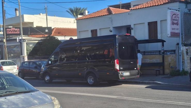 Χανιά: Τουριστικό βαν παρκάρει μπροστά από στάση και μπλοκάρει την κυκλοφορία (φωτο)