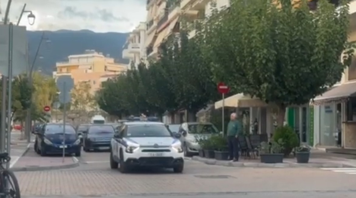 Διπλό φονικό στη Φοινικούντα: Στα δικαστήρια της Καλαμάτας έφτασαν οι φερόμενοι δράστες (βίντεο)