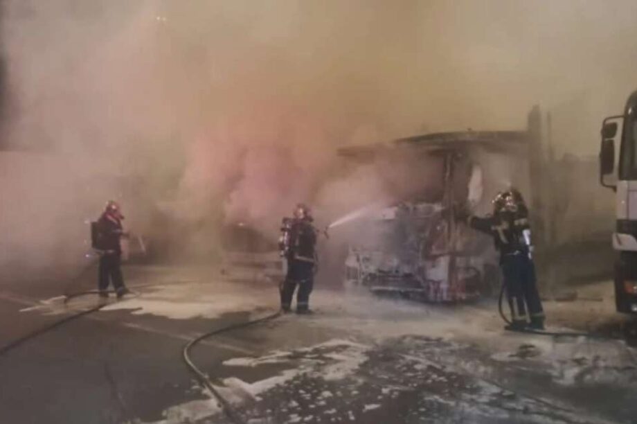 φωτιά νταλίκες λιμάνι