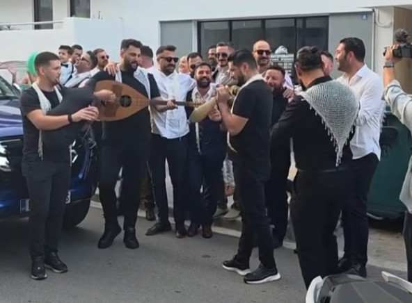Αναβίωσε το έθιμο του Κρητικού γάμου στο Ρέθυμνο – Ο γαμπρός πήγε με τα όργανα κάτω από το σπίτι της νύφης (Βίντεο)