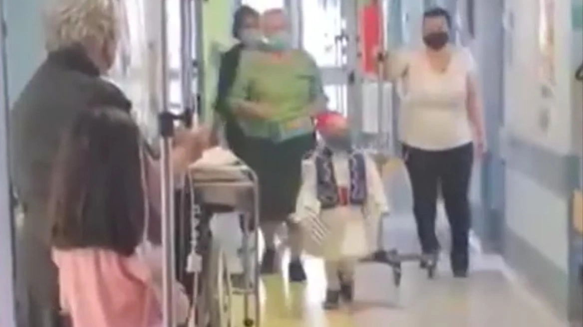 Ο μικρός Γαβριήλ «παρέλασε» ντυμένος τσολιάς στους διαδρόμους του Ιπποκρατείου – Ένα παιδί-σύμβολο θάρρους και ελπίδας