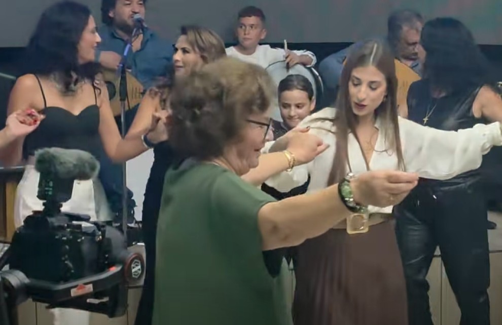 Κρήτη: Γιαγιά και εγγονή «σέρνουν» τον χορό και κλέβουν τις εντυπώσεις (βίντεο)