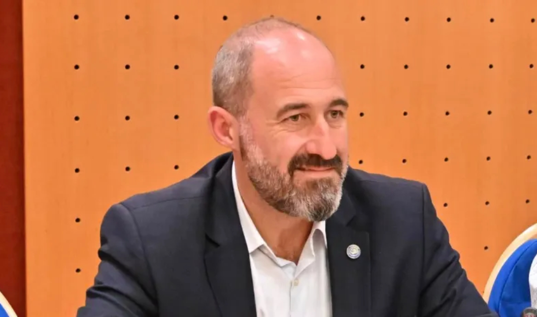 Όταν ο δήμαρχος είναι του χεριού σου, δεν παραιτείσαι!