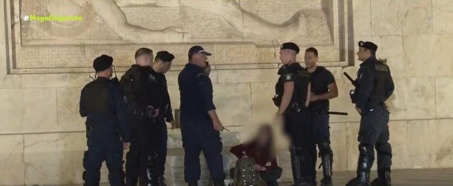 Άγνωστος Στρατιώτης: Αστυνομικοί απομάκρυναν γυναίκα που είχε καθίσει πάνω στο μνημείο (βίντεο)