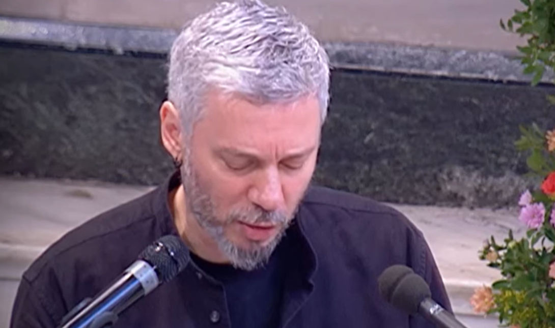 Ο Αλκίνοος Ιωαννίδης αποχαιρέτησε τον Διονύση Σαββόπουλο με έναν «σπαρακτικό» επικήδειο λόγο
