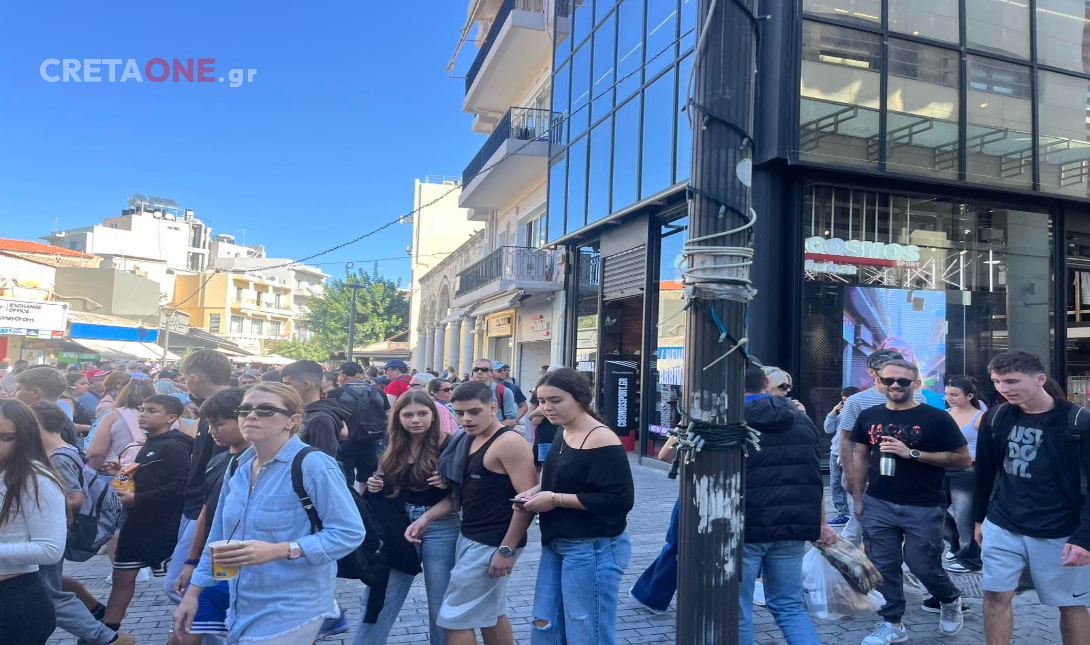 Ηράκλειο: «Πλημμύρισε» τουρίστες η Πλατεία Λιονταριών – Καλοκαίρι στην καρδιά του φθινοπώρου