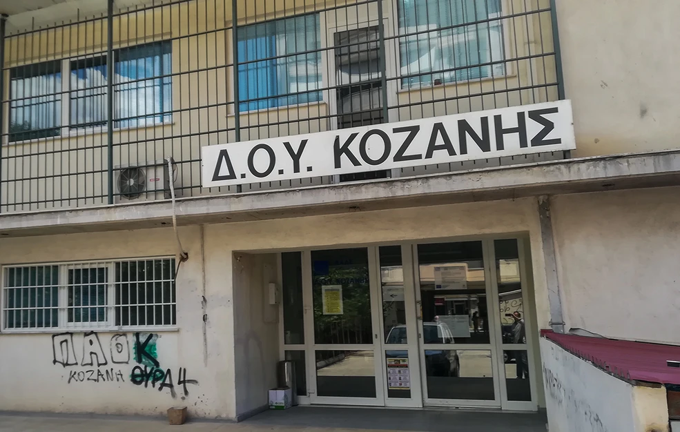 Επίθεση με τσεκούρι σε Εφορία: «Τρελός είμαι εγώ, σειρά έχει ο δεύτερος»