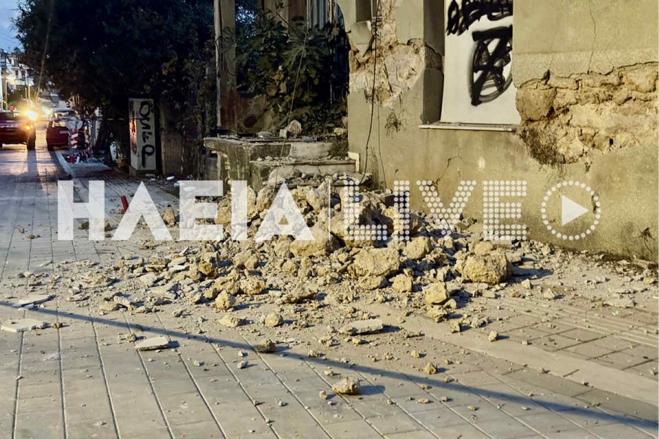Παρ΄ολίγον τραγωδία στον Πύργο: Κτίριο κατέρρευσε σε πλατεία – Σοβαρές ζημιές σε 3 οχήματα