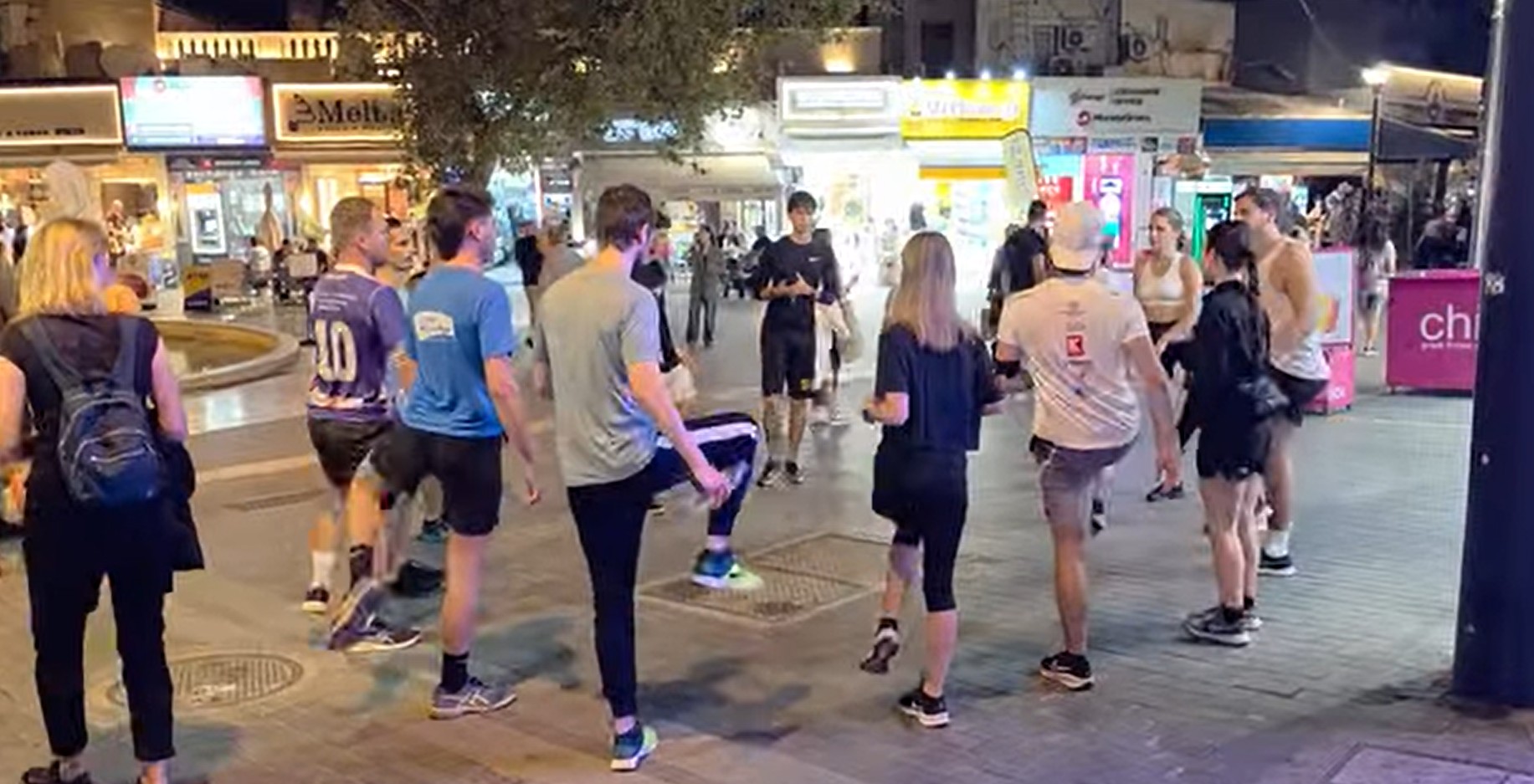 Ηράκλειο: Ομάδα τουριστών κάνει γυμναστική το βράδυ στα Λιοντάρια – Δείτε το βίντεο