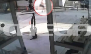 Σοκαριστικό βίντεο από τη ληστεία στη Χερσόνησο: Ζευγάρι ληστών κλέβει μηχανάκι μπροστά στα μάτια των περαστικών!