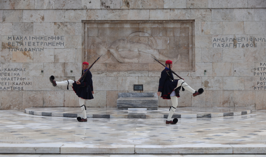 Υπουργείο Εθνικής Άμυνας: «Δεν μπορούμε να επιτρέψουμε την υποβάθμιση του Μνημείου του Άγνωστου Στρατιώτη»