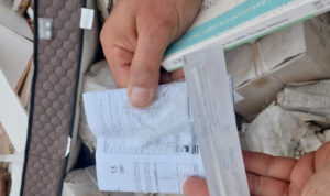 Xιλιάδες αχρησιμοποίητα τεστ κορωνοϊού και μάσκες πεταμένες σε μπαζότοπο