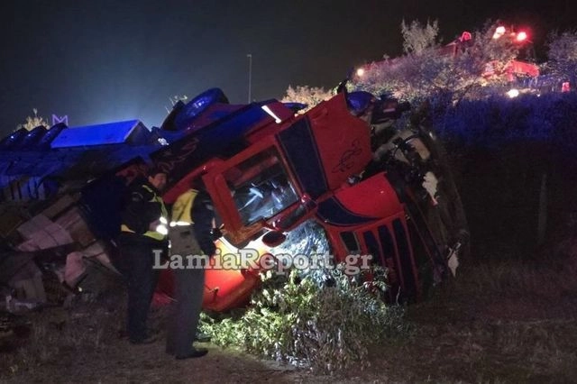 Νταλίκα εξετράπη της πορείας της – Τραυματίστηκε ο οδηγός