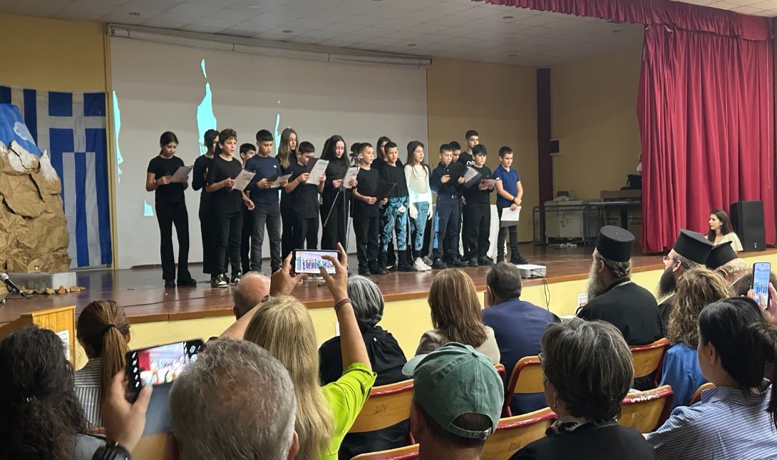 «Τρεις Ιστορίες σε γκρίζο χρώμα» – Συγκινητική εκδήλωση από τους μαθητές της ΣΤ’ Τάξης του Δημοτικού Σχολείου Καστελλίου