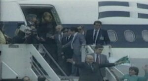 Σαν σήμερα 22 Οκτωβρίου: Το ιστορικό νεύμα που έκανε γνωστή τη σχέση του Ανδρέα Παπανδρέου με τη Δήμητρα Λιάνη (βίντεο)