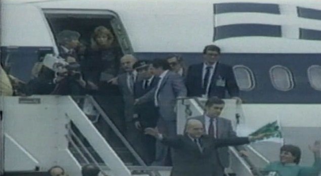Σαν σήμερα 22 Οκτωβρίου: Το ιστορικό νεύμα που έκανε γνωστή τη σχέση του Ανδρέα Παπανδρέου με τη Δήμητρα Λιάνη (βίντεο)