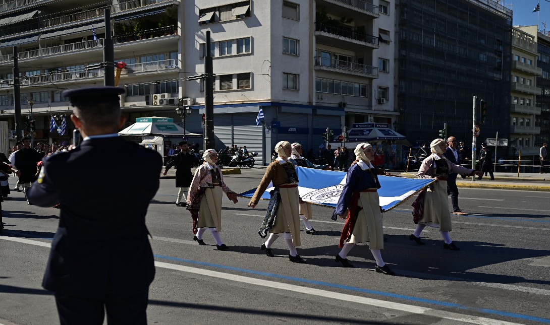 28η Οκτωβρίου: Πλήθος κόσμου στη μαθητική παρέλαση στο Σύνταγμα (βίντεο)