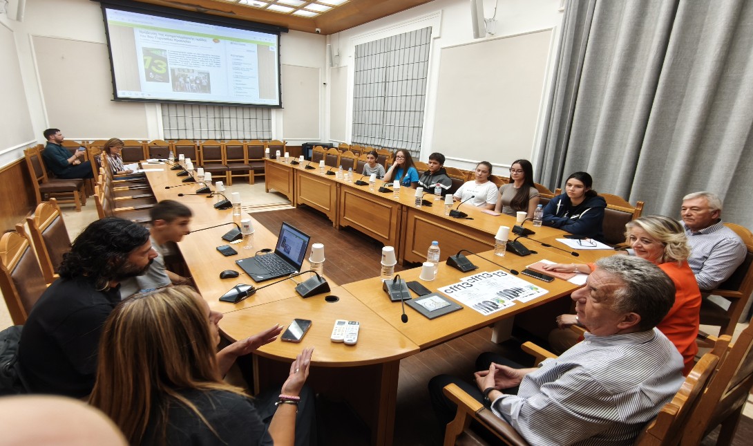 Ηράκλειο: Η κινηματογραφική ομάδα του 8ου Γυμνασίου Ηρακλείου επισκέφθηκε τον Περιφερειάρχη Κρήτης