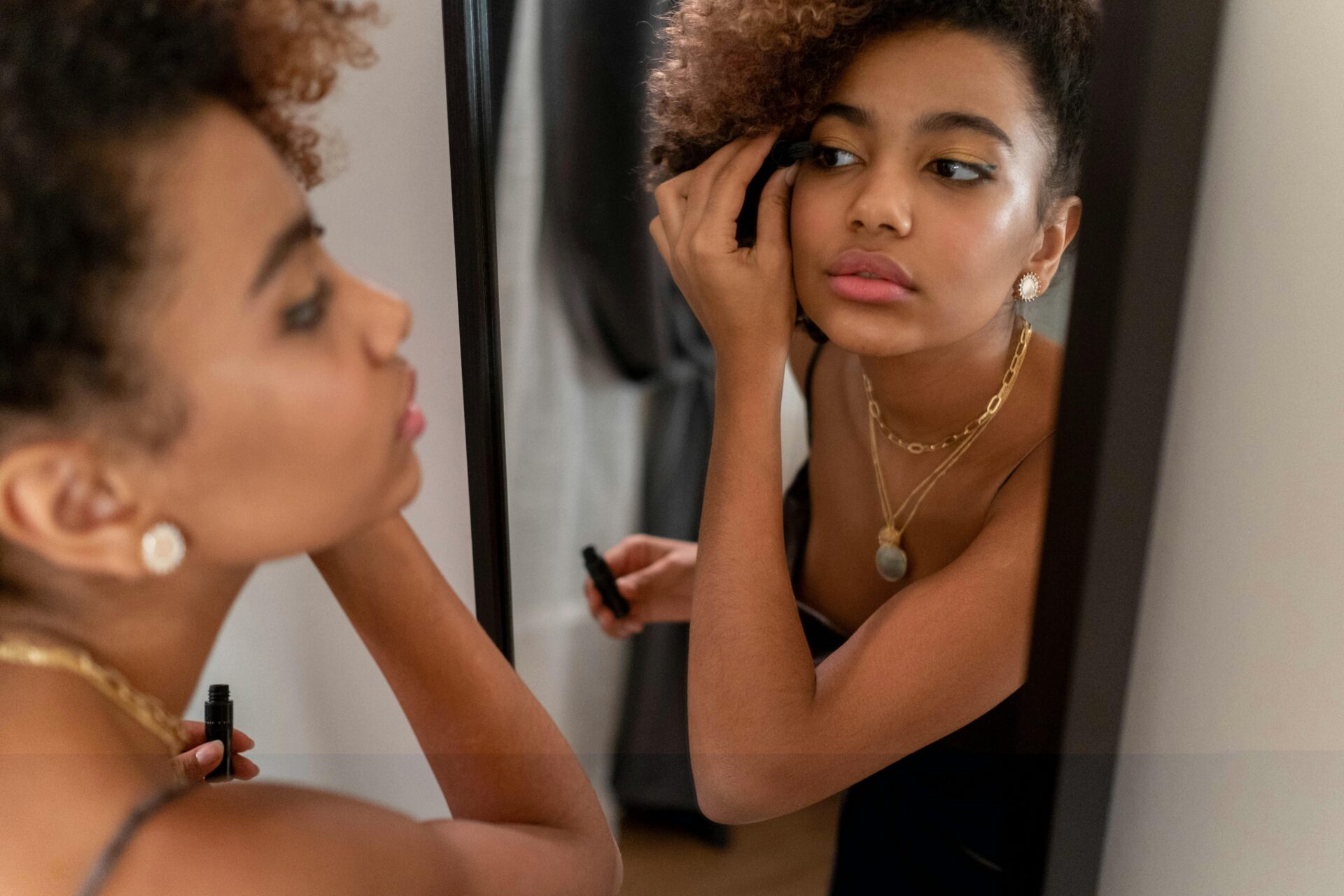 Αδιάβροχη mascara: Πώς να αφαιρέσεις σωστά την χωρίς να σου μείνουν οι βλεφαρίδες στο χέρι